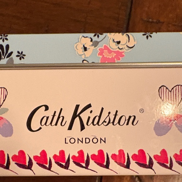 Cath Kidston Honeysuckle & Cornflowers Hand Cream in Decorative Tin - Picture 2 of 5